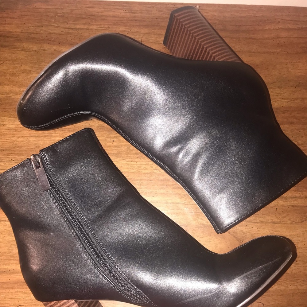 BLACK HEELED BOOTS  👢
